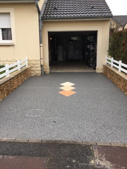 installation-moquette-de-pierre-pour-allee-de-garage