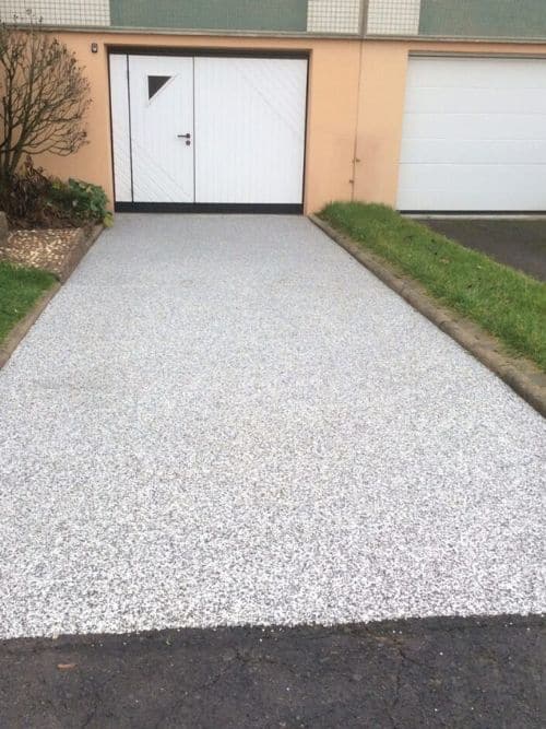 installation-revetement-de-sol-en-resine-allee-de-garage-entretien-facile