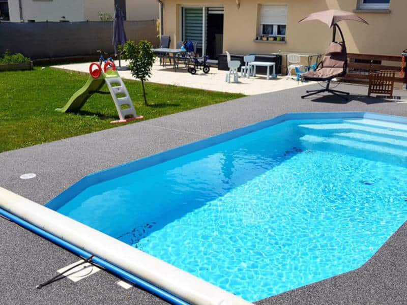 les avantages de la moquette de pierre pour piscine