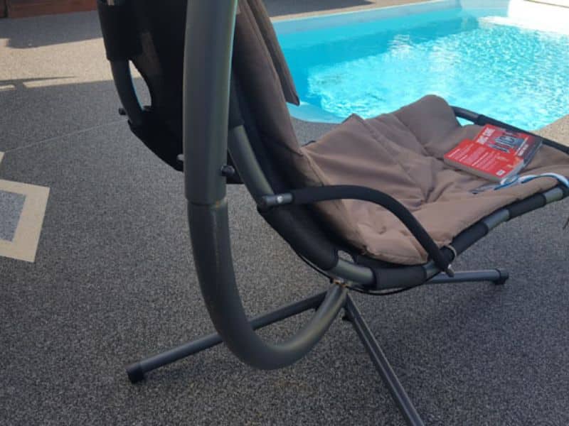 revêtement installer pour contour de piscine